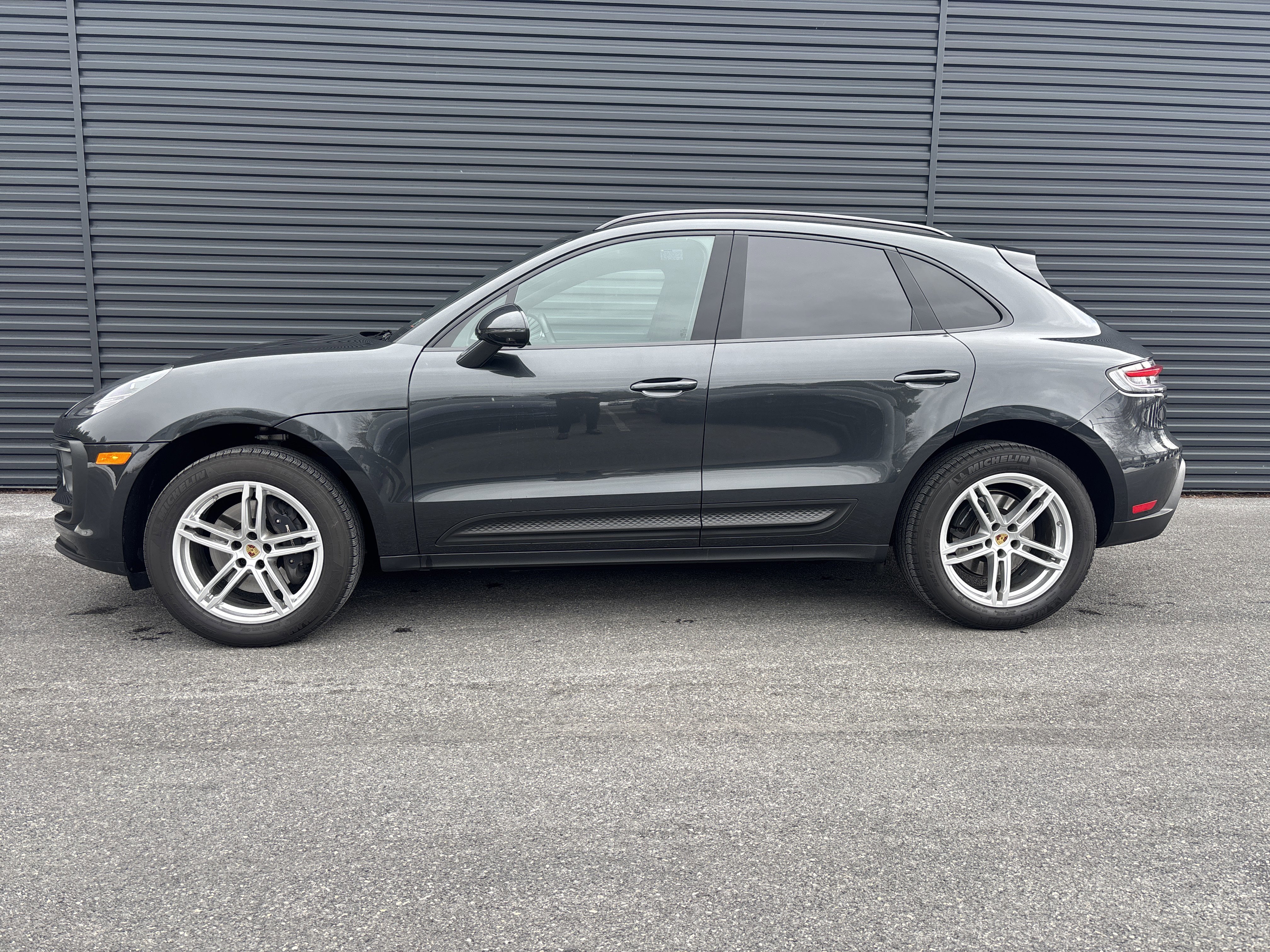 Certified 2025 Porsche Macan image 2