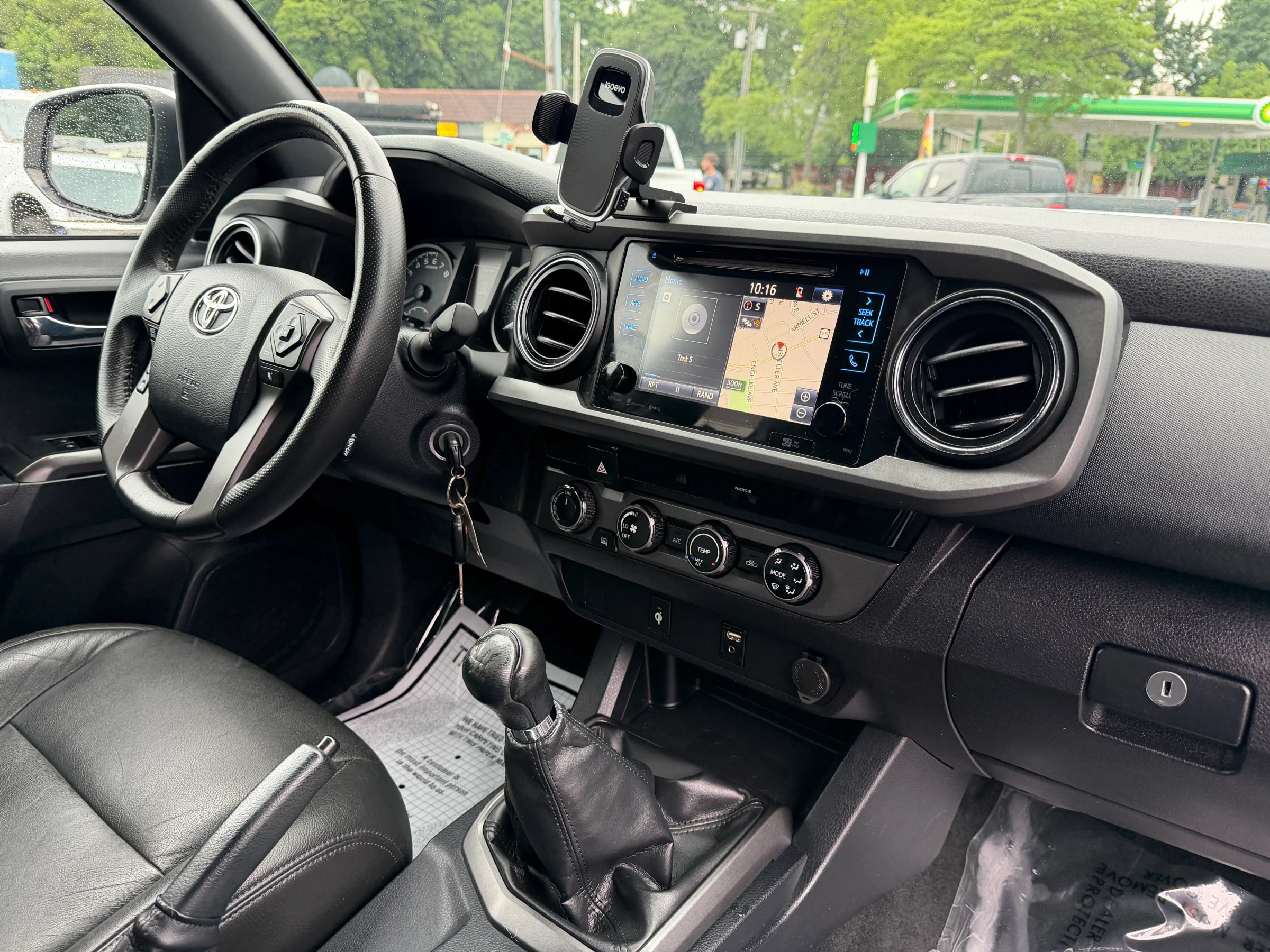 Used 2017 Toyota Tacoma SR AWD/4WD image 31