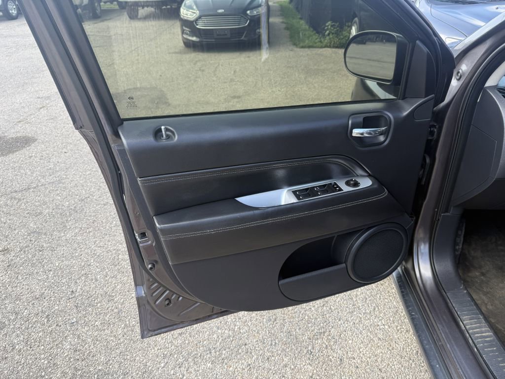 Used 2015 Jeep Compass High Altitude image 7