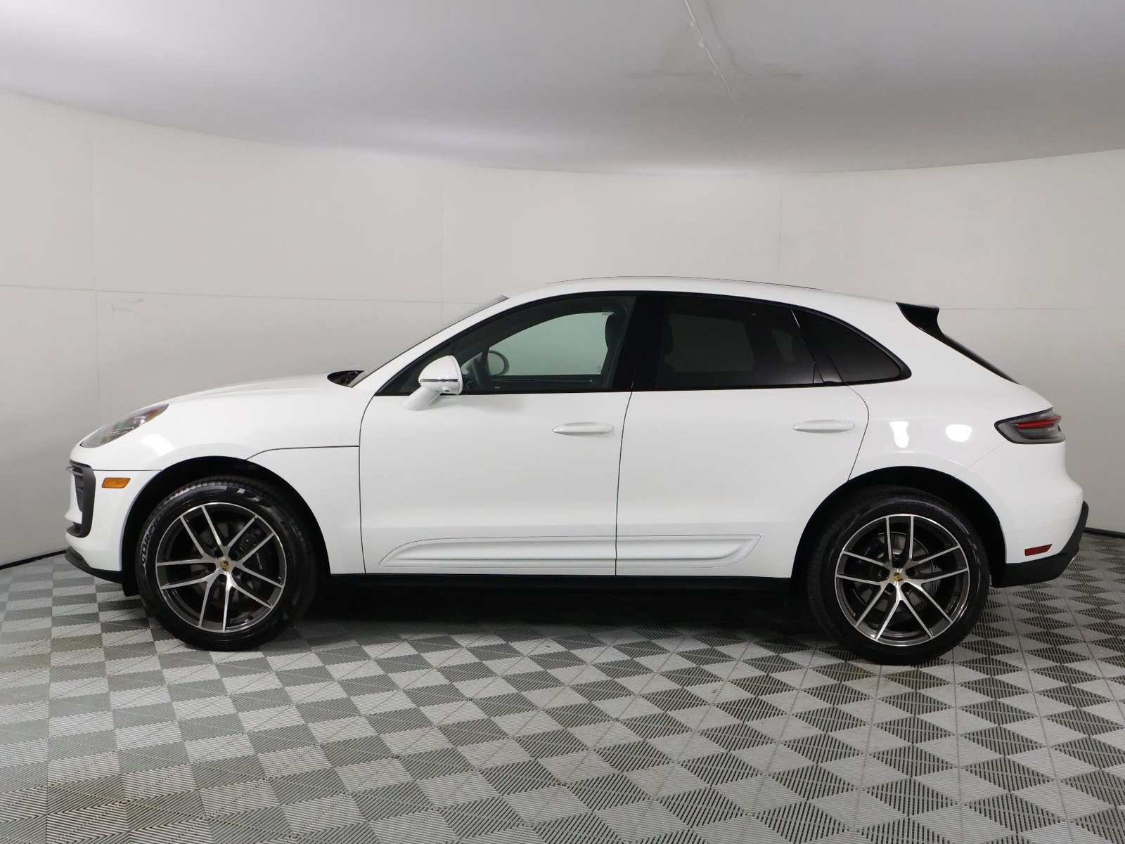 Certified 2026 Porsche Macan AWD/4WD image 2