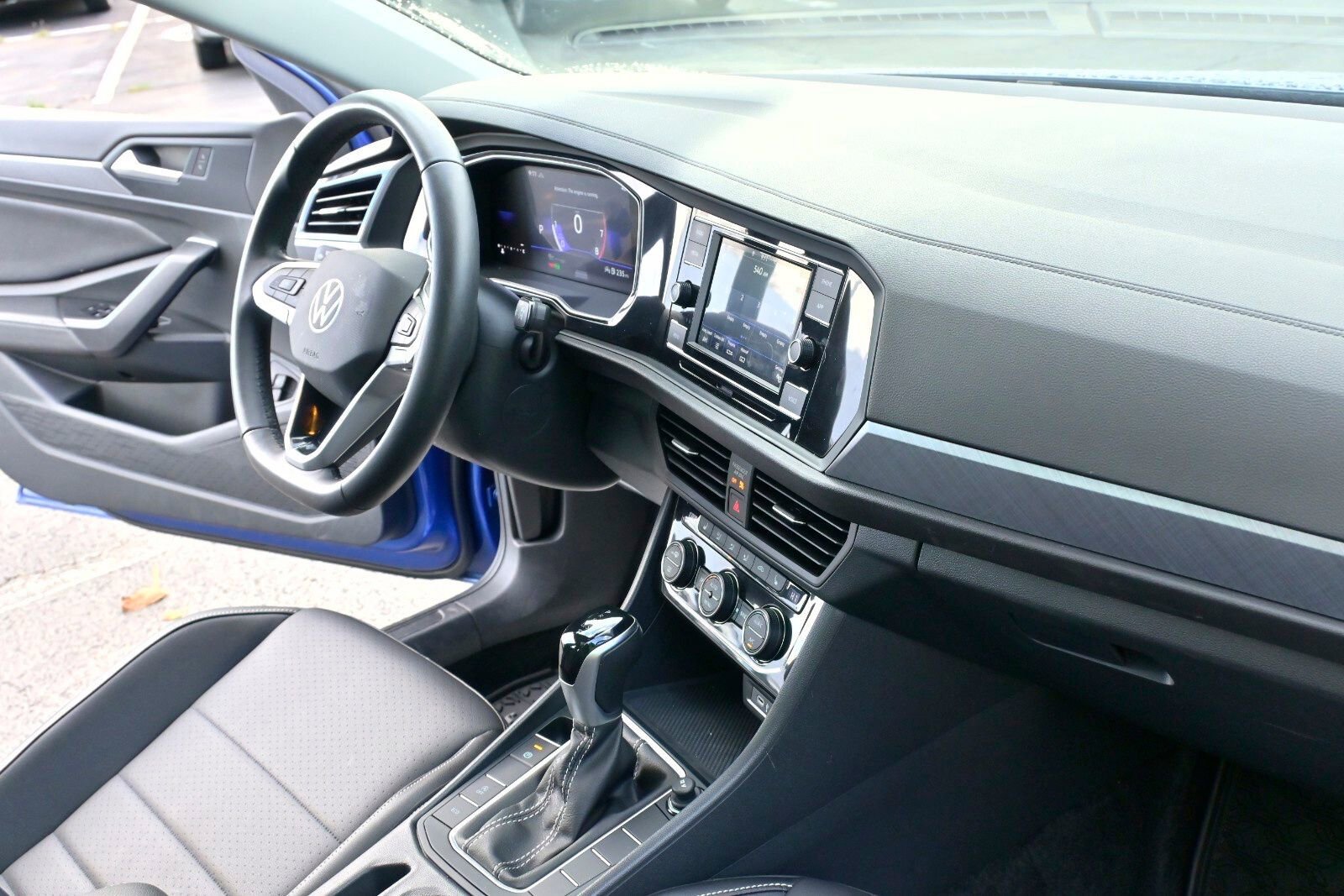 Used 2024 Volkswagen Jetta SE w/ Panoramic Sunroof Package image 21