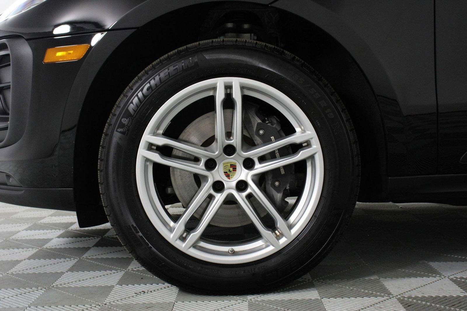 Certified 2025 Porsche Macan image 30