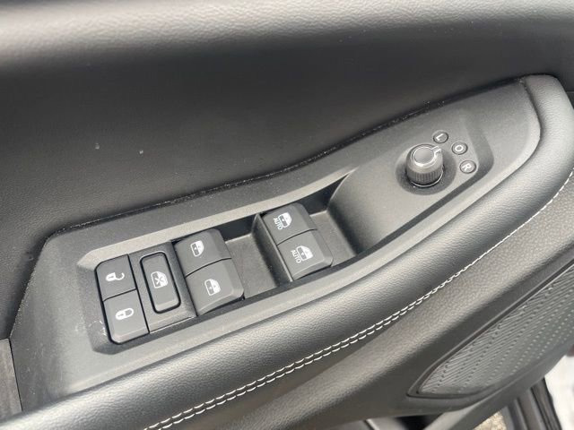 Used 2023 Jeep Grand Cherokee Limited w/ Black Appearance Package image 10