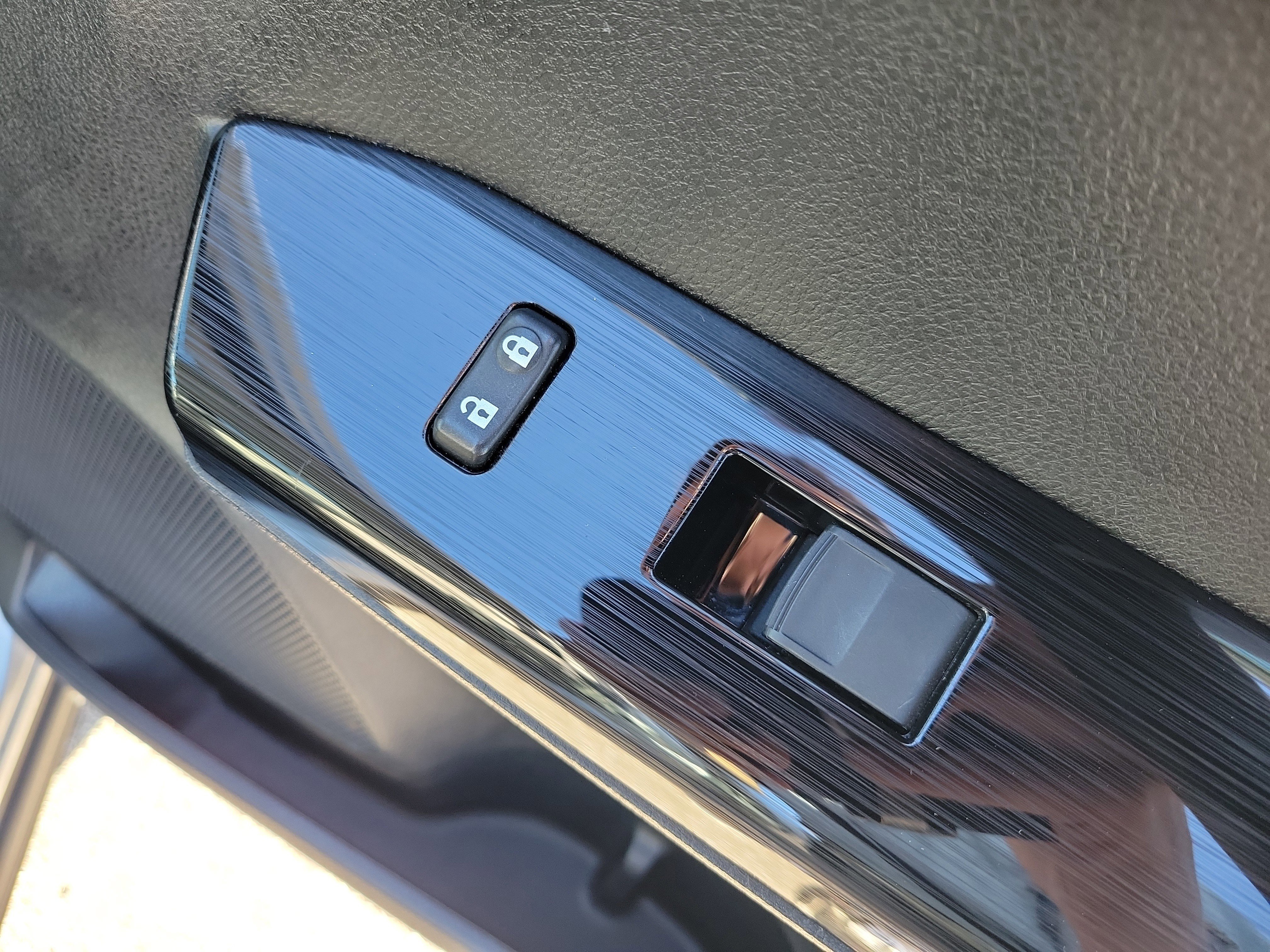 Used 2016 Toyota RAV4 Limited image 10