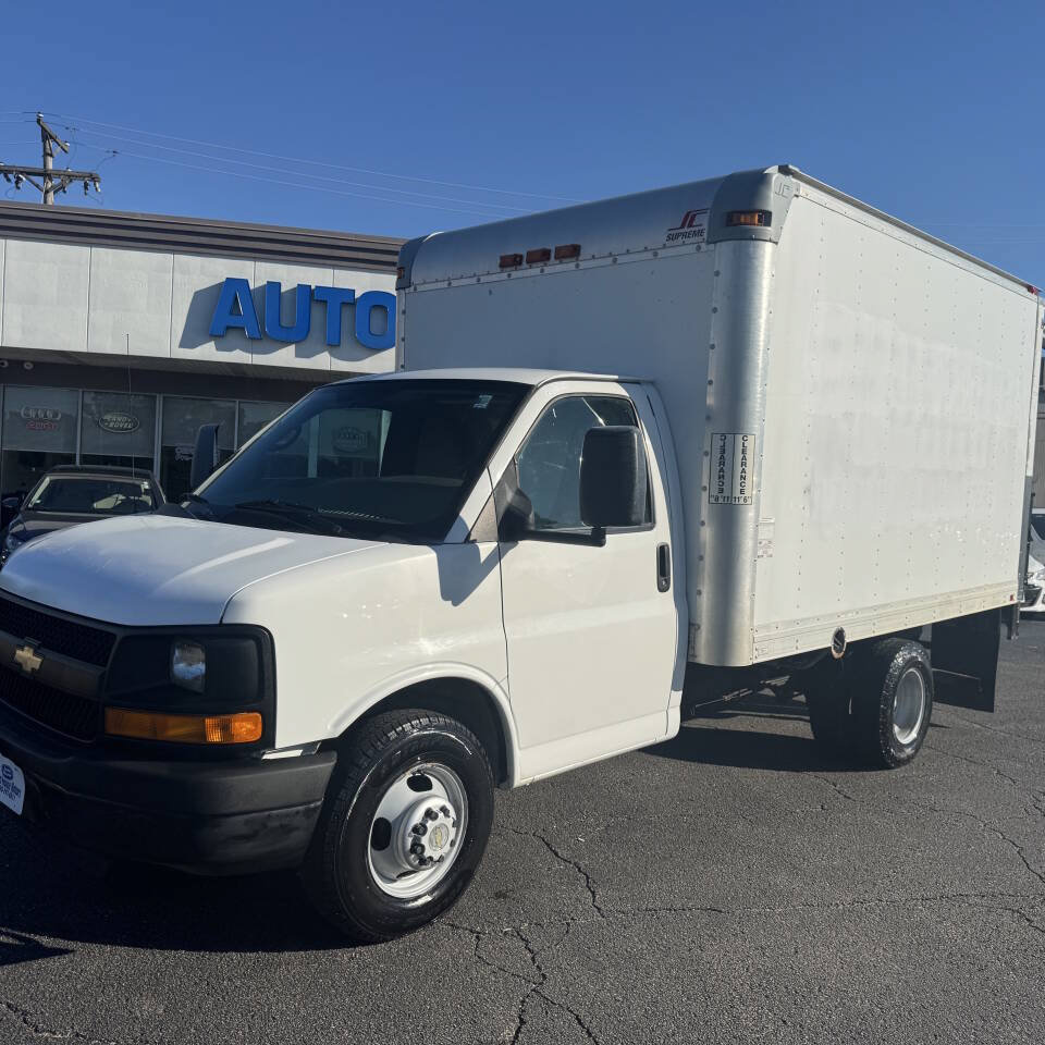 Used 2010 Chevrolet Express 3500 RWD image 2