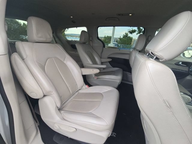 Used 2021 Chrysler Pacifica Touring-L FWD image 11