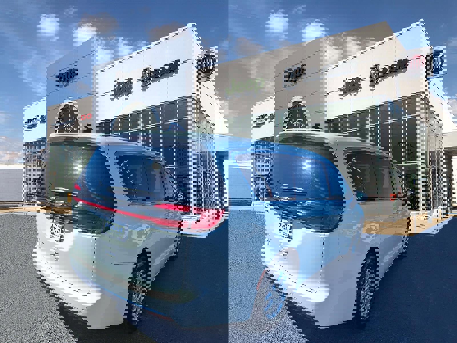 Used 2023 Chrysler Pacifica Touring-L image 2