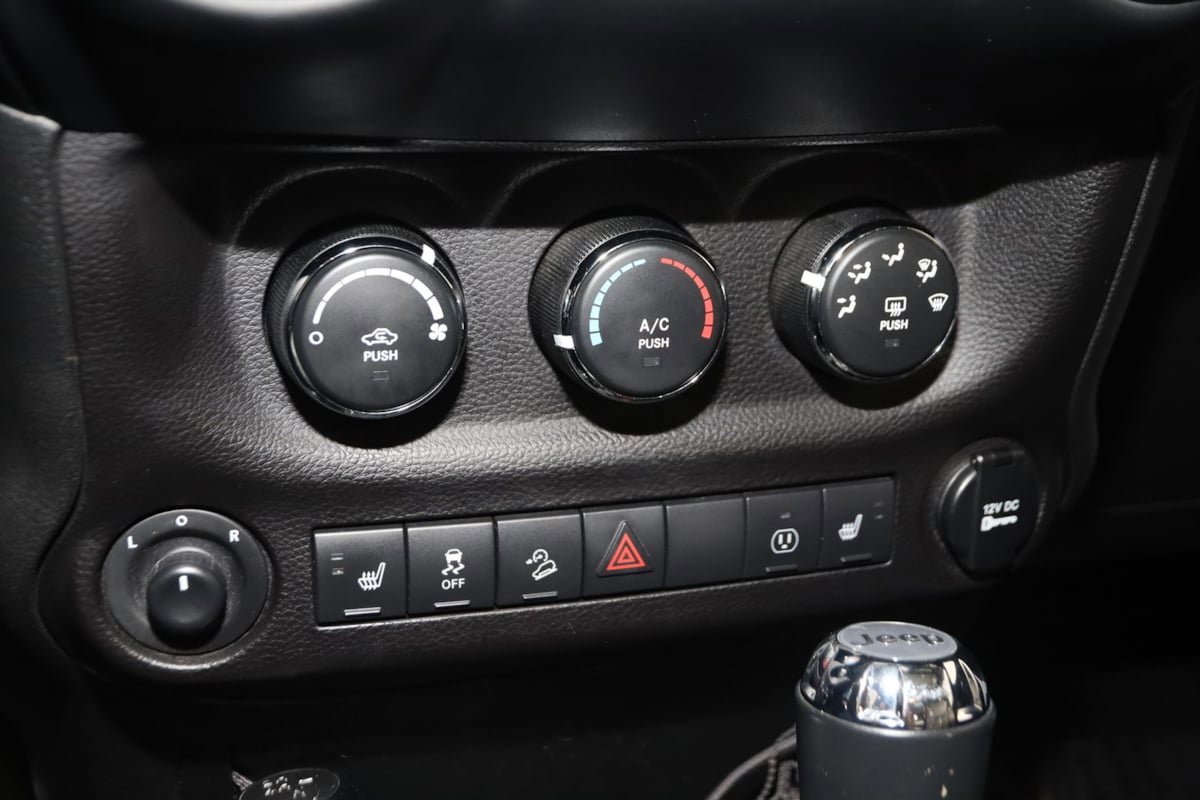 Used 2017 Jeep Wrangler Unlimited Sahara AWD/4WD image 24