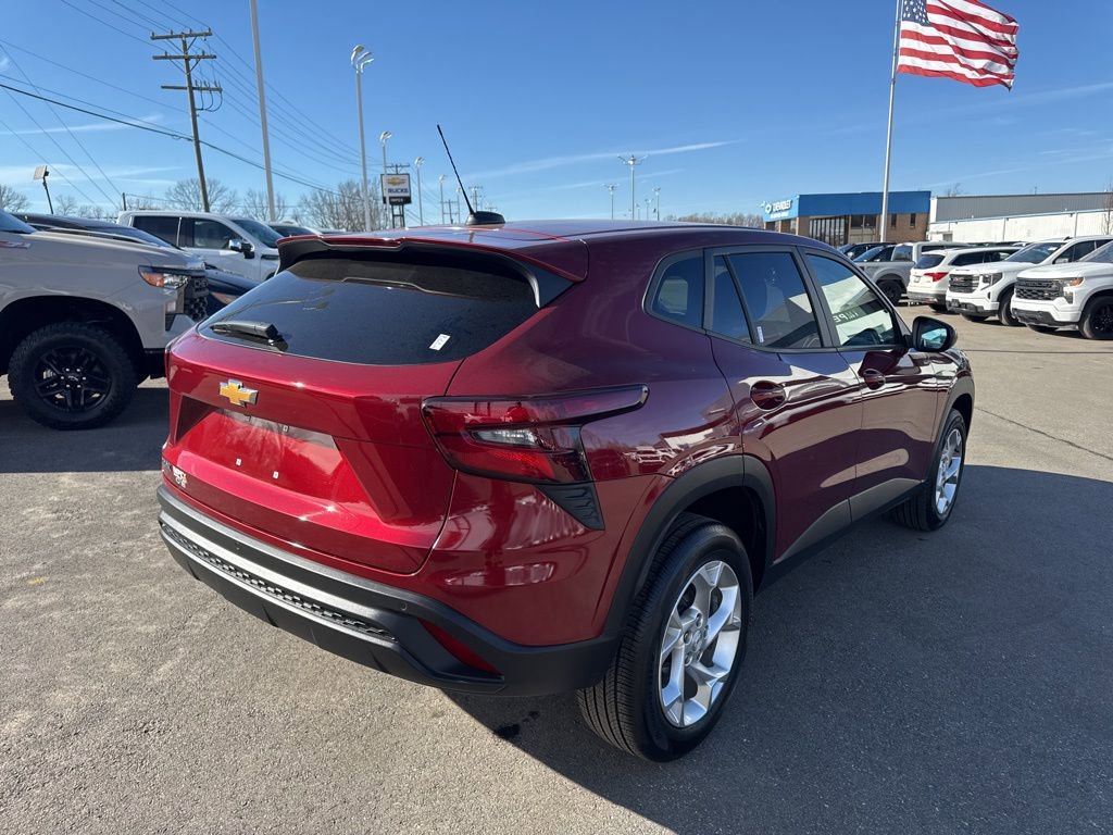 Used 2025 Chevrolet Trax LS w/ LS Convenience Package image 5