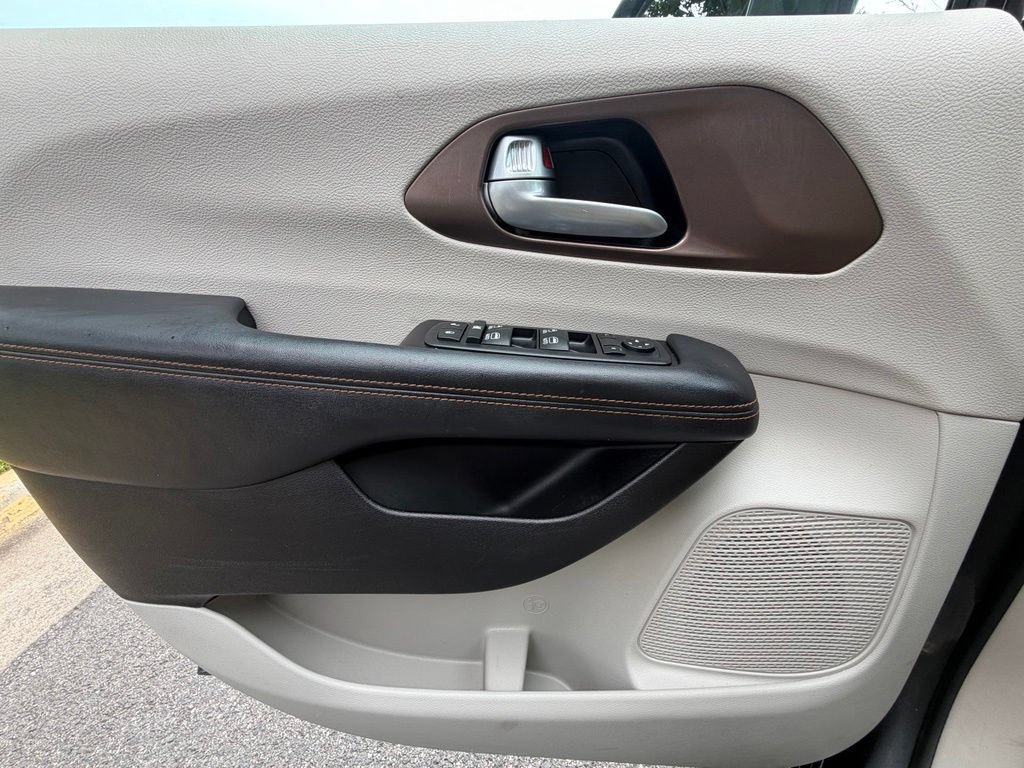 Used 2017 Chrysler Pacifica Touring-L Plus w/ Advanced Safetytec Group FWD image 34