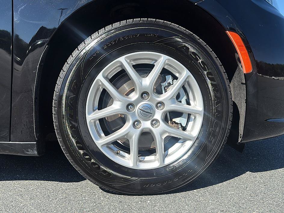 Used 2024 Chrysler Pacifica Touring-L FWD image 16