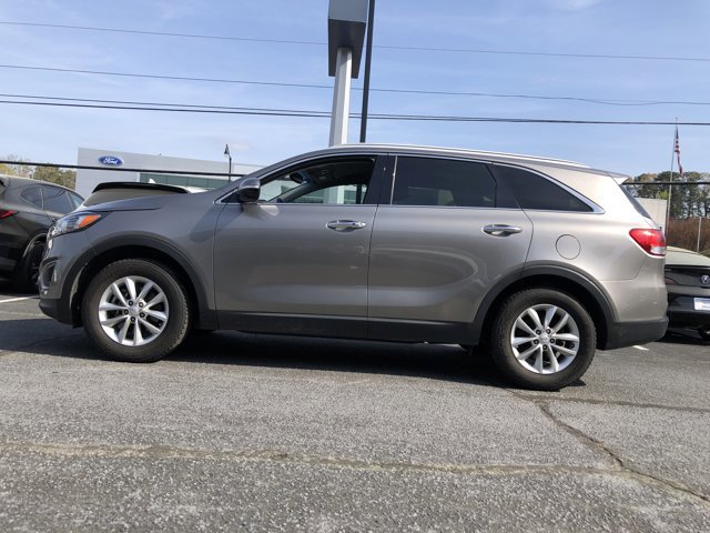 Used 2017 Kia Sorento LX w/ LX Convenience Package image 2