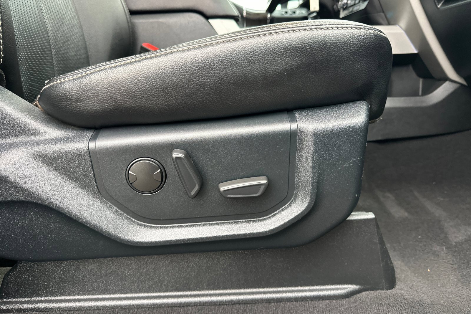 Used 2021 Ford F250 Lariat w/ Chrome Package image 22