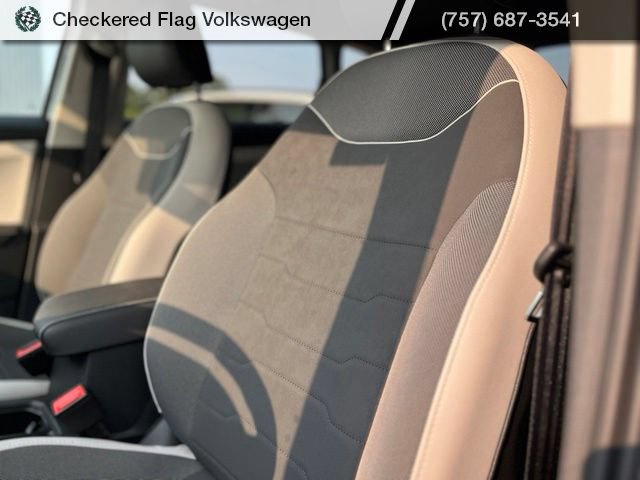 Certified 2025 Volkswagen Taos SE FWD image 20