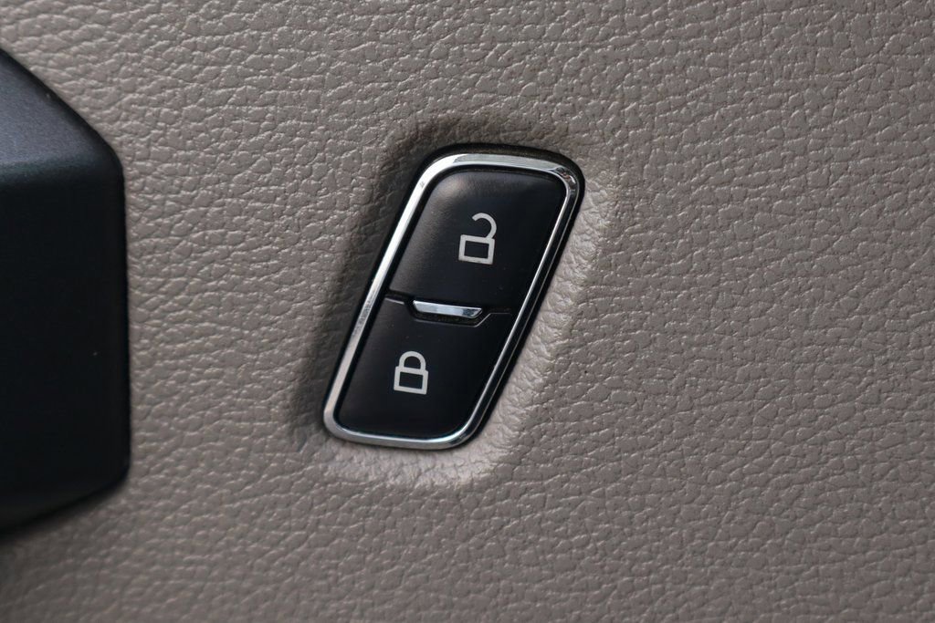 Used 2017 Ford F550 2WD Regular Cab Super Duty image 24