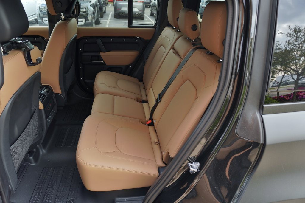 New 2026 Land Rover Defender 110 X-Dynamic SE AWD/4WD image 30