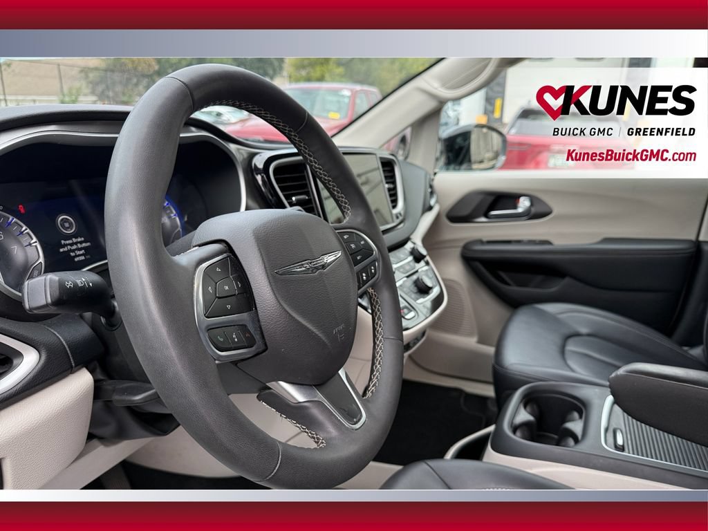 Used 2024 Chrysler Pacifica Touring-L FWD image 18