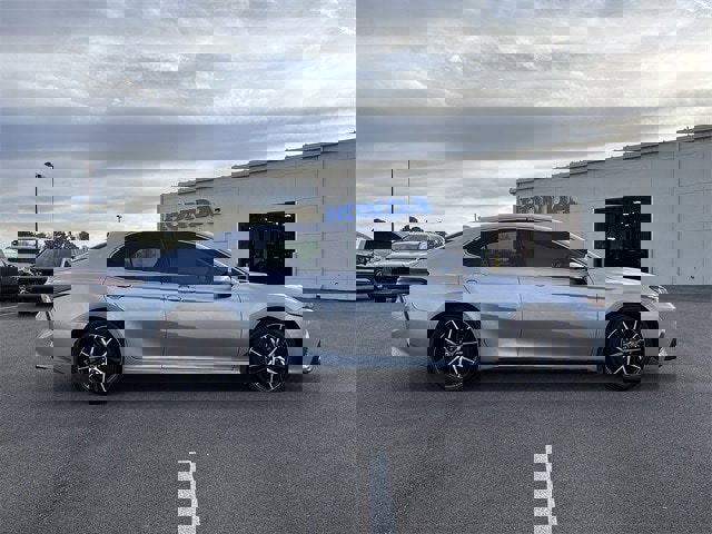 Used 2024 Toyota Camry SE image 11