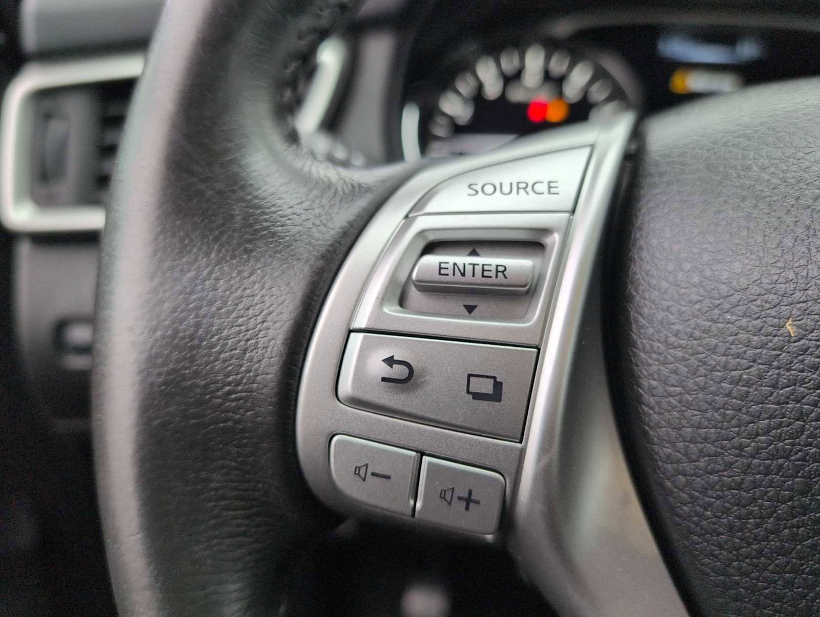 Used 2015 Nissan Rogue SL image 24