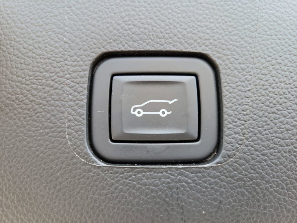 Used 2023 Chevrolet Traverse LT w/ LPO, Floor Liner Package AWD/4WD image 9