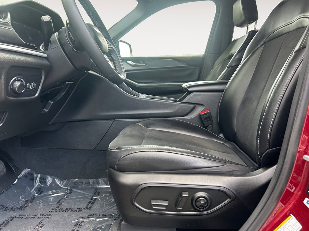 Used 2024 Jeep Grand Cherokee Altitude image 16