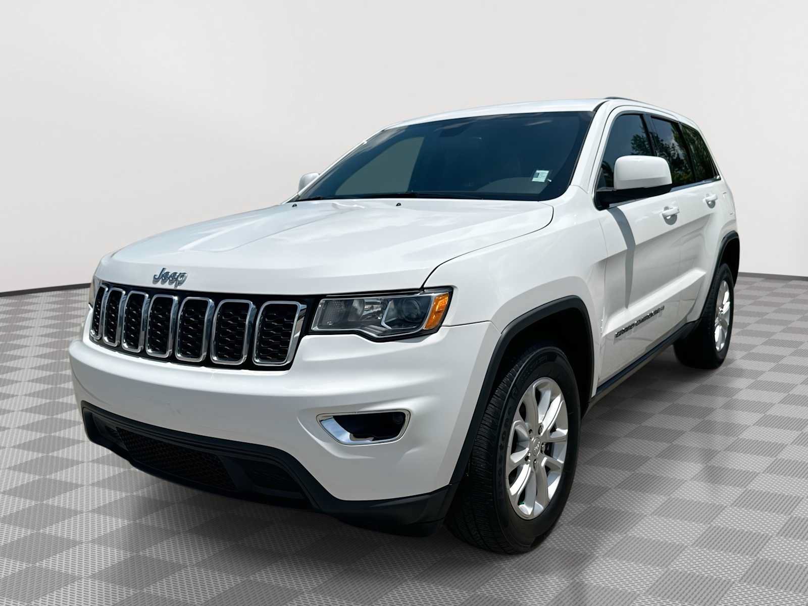 Used 2022 Jeep Grand Cherokee Laredo E w/ Security & Convenience Group AWD/4WD image 1