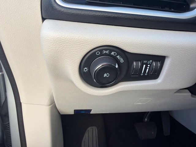 Used 2024 Chrysler Pacifica Touring-L FWD image 21