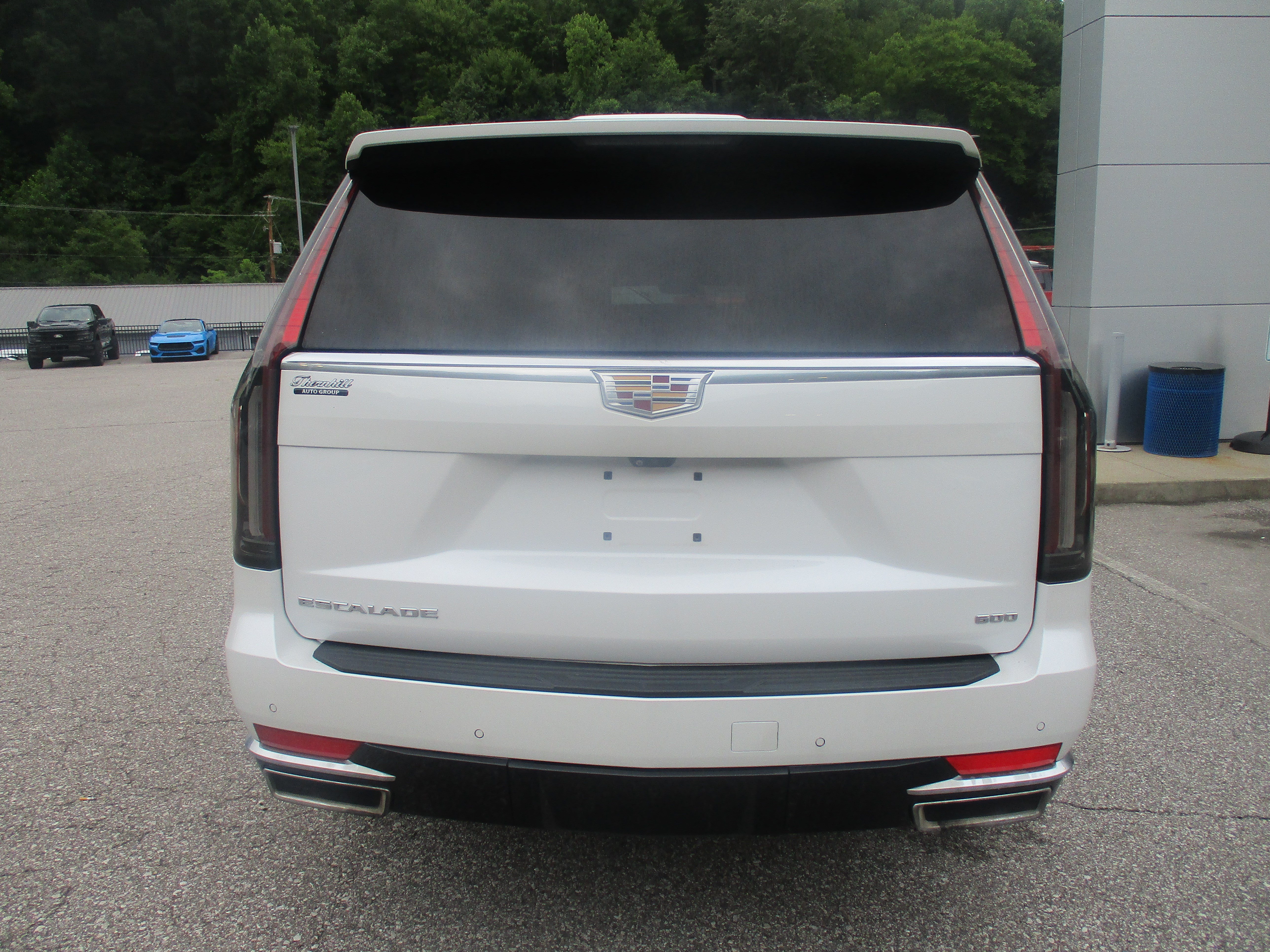 Used 2023 Cadillac Escalade ESV Premium Luxury w/ LPO, Illumination Package AWD/4WD image 4