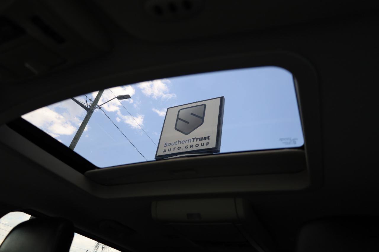 Used 2015 Chrysler Town & Country Limited Platinum FWD image 14
