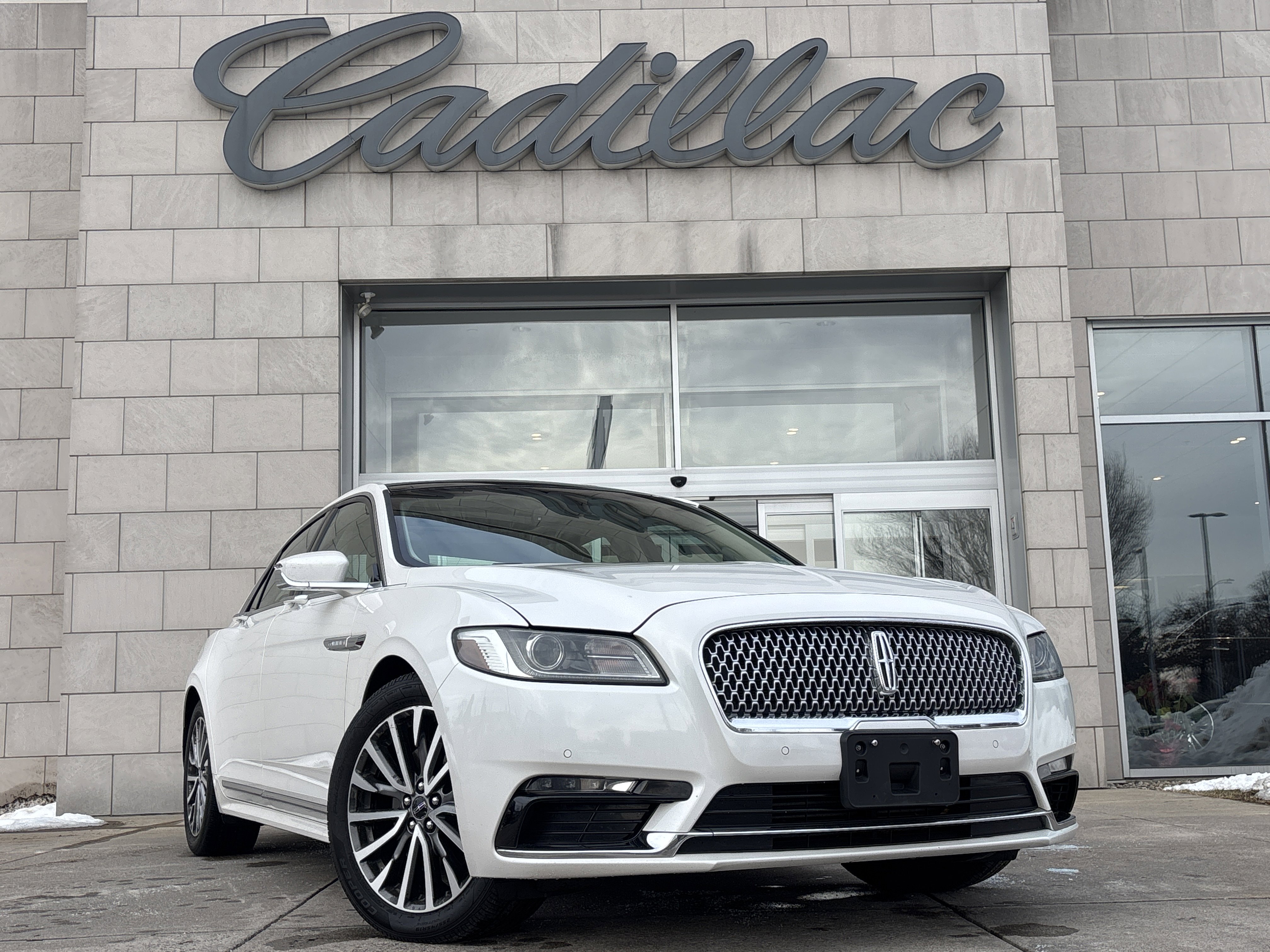 Used 2017 Lincoln Continental Select image 1