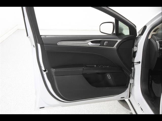 Certified 2020 Ford Fusion SE image 4
