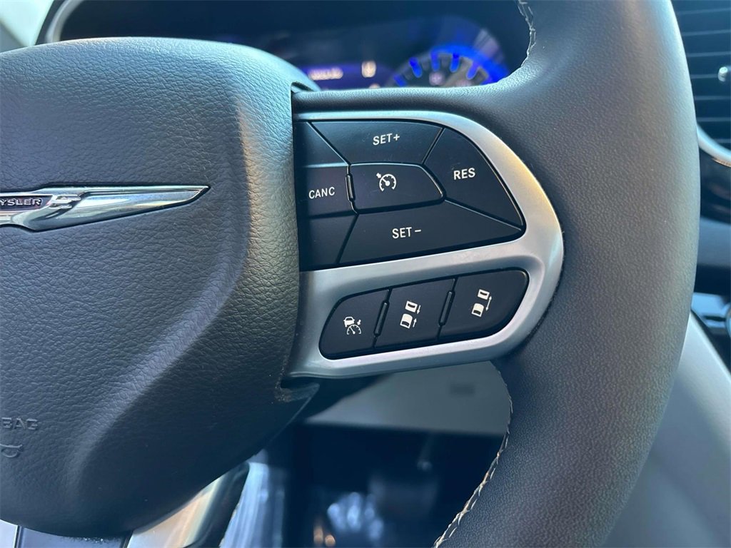 Used 2024 Chrysler Pacifica Touring-L image 23