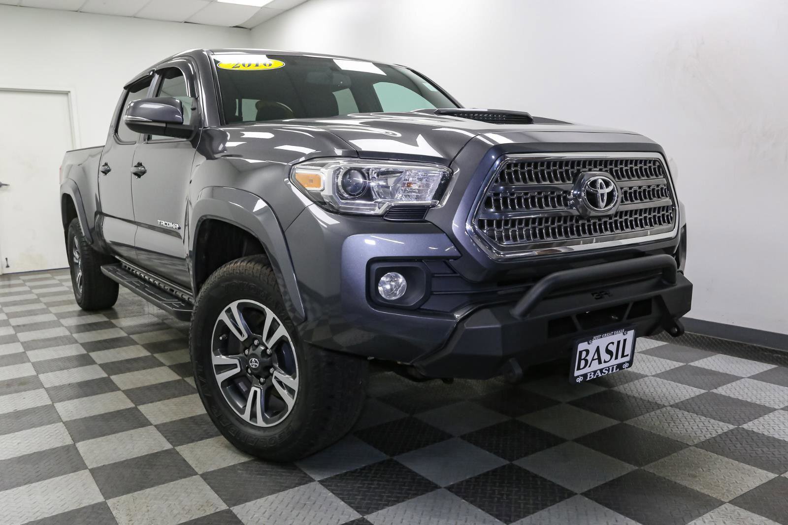Used 2016 Toyota Tacoma TRD Sport image 2