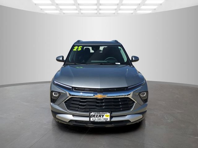 Used 2025 Chevrolet TrailBlazer LT AWD/4WD image 3