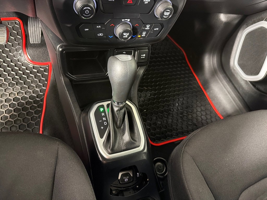 Used 2018 Jeep Renegade Latitude image 17