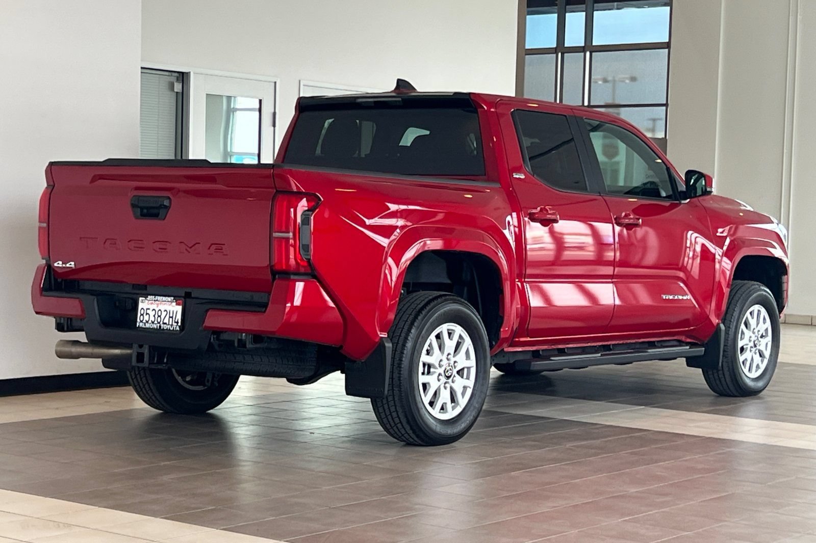 Certified 2025 Toyota Tacoma SR5 AWD/4WD image 4