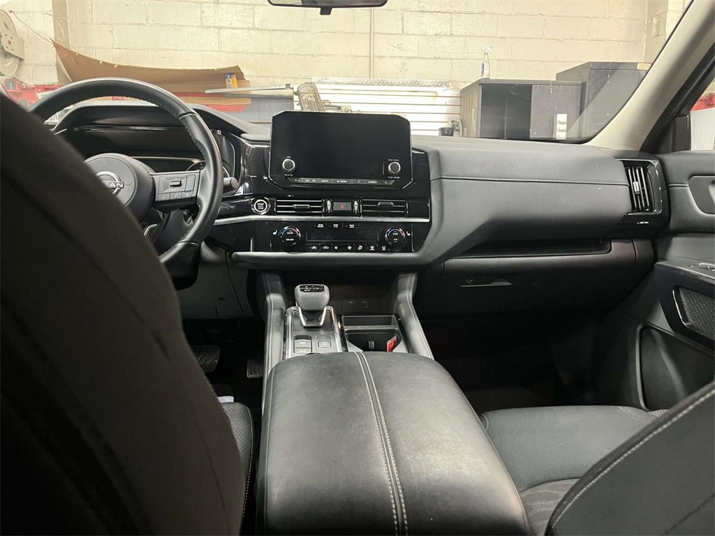 Used 2024 Nissan Pathfinder SV image 15