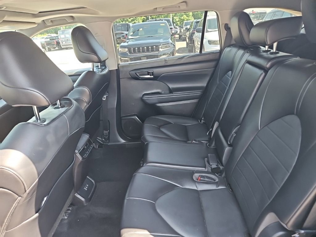 Used 2022 Toyota Highlander XLE AWD/4WD image 15