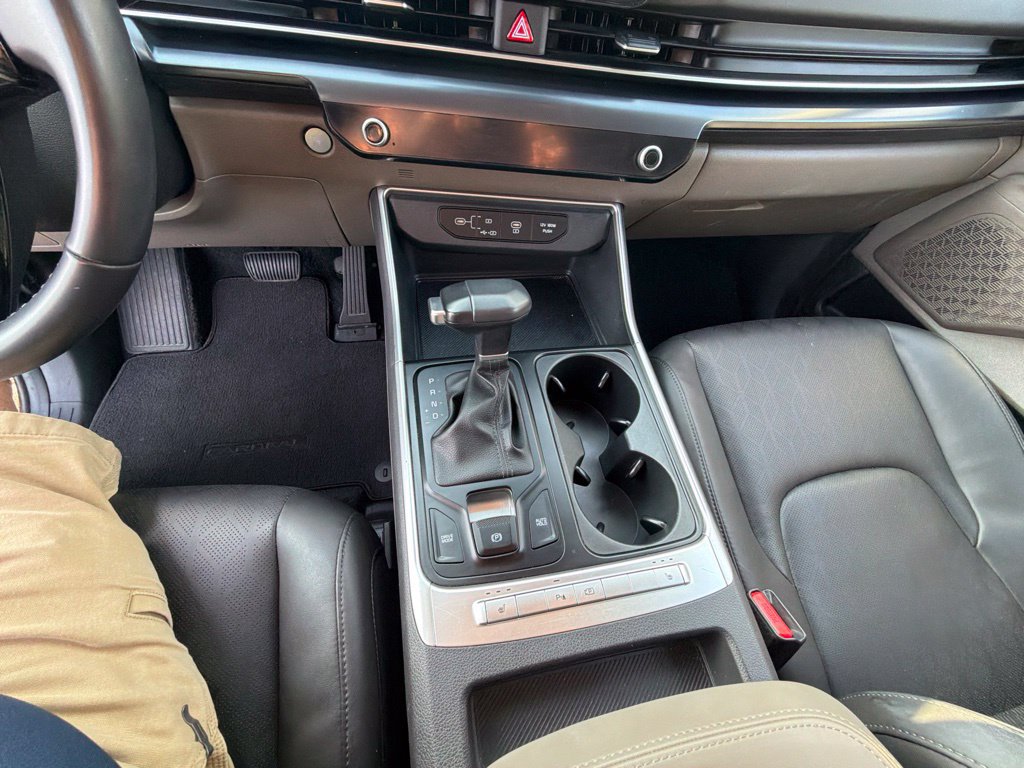 Used 2025 Kia Carnival FWD image 27