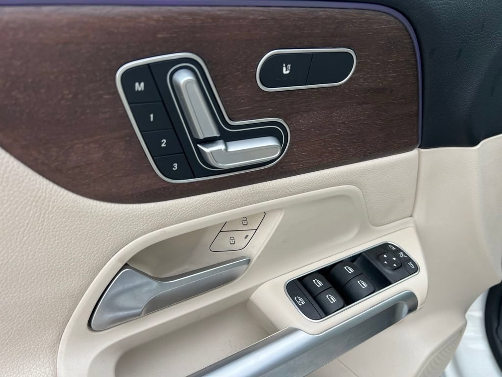 Used 2023 Mercedes-Benz GLB 250 4MATIC w/ Premium Package image 18
