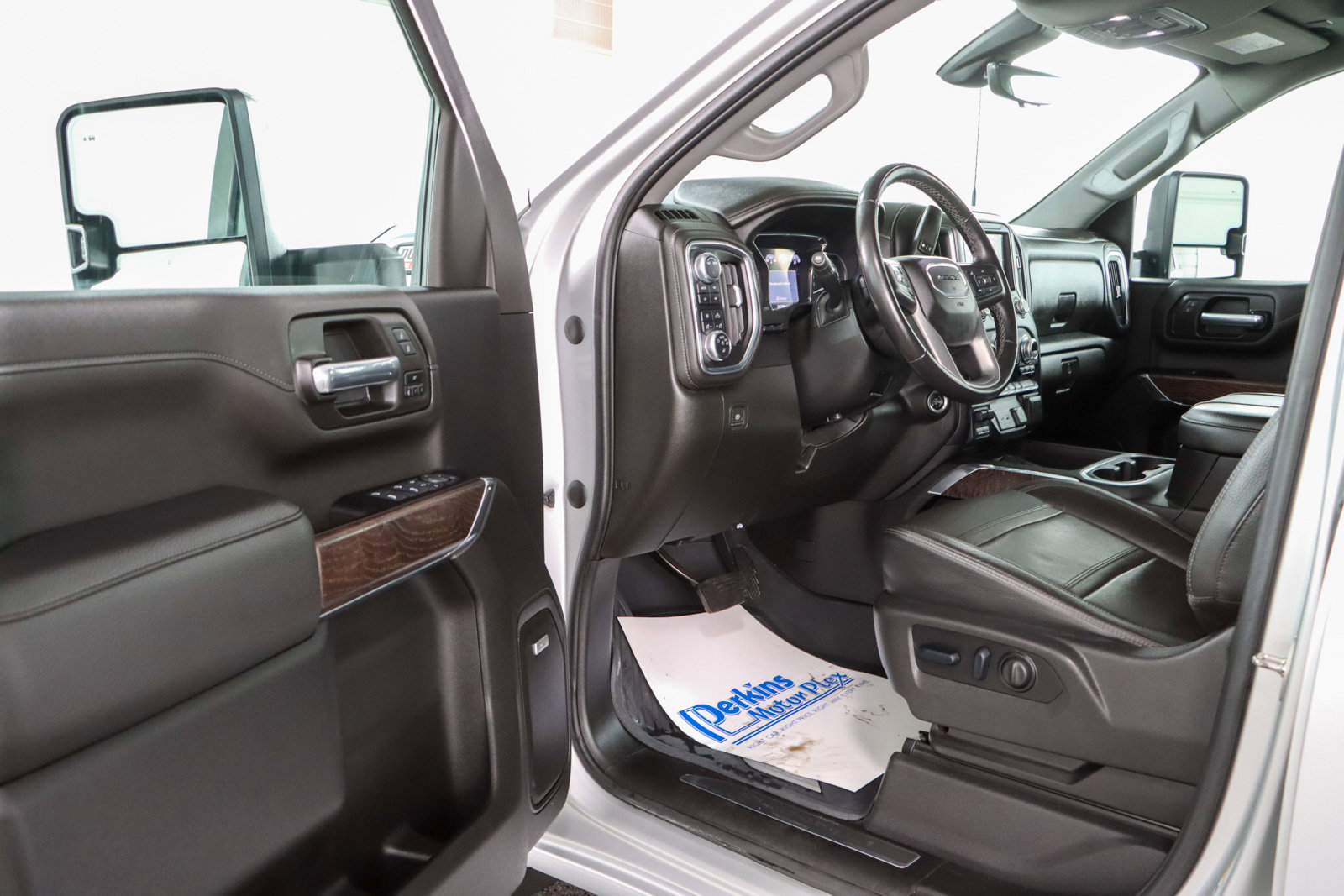 Used 2023 GMC Sierra 2500 Denali w/ Denali Ultimate Package AWD/4WD image 3