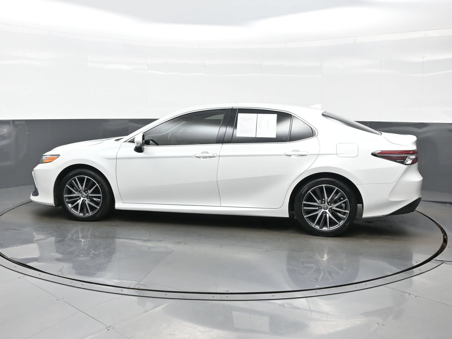 Used 2024 Toyota Camry XLE FWD image 3