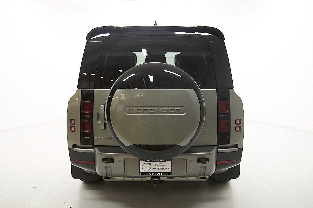 Used 2024 Land Rover Defender 130 X-Dynamic SE image 11