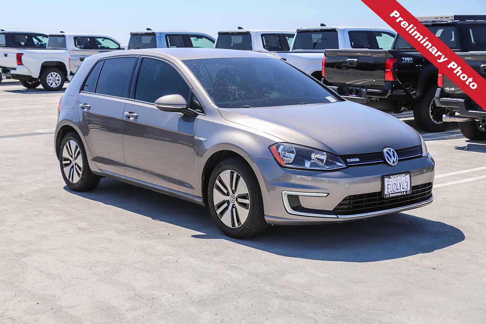 Used 2016 Volkswagen e-Golf SE FWD image 3