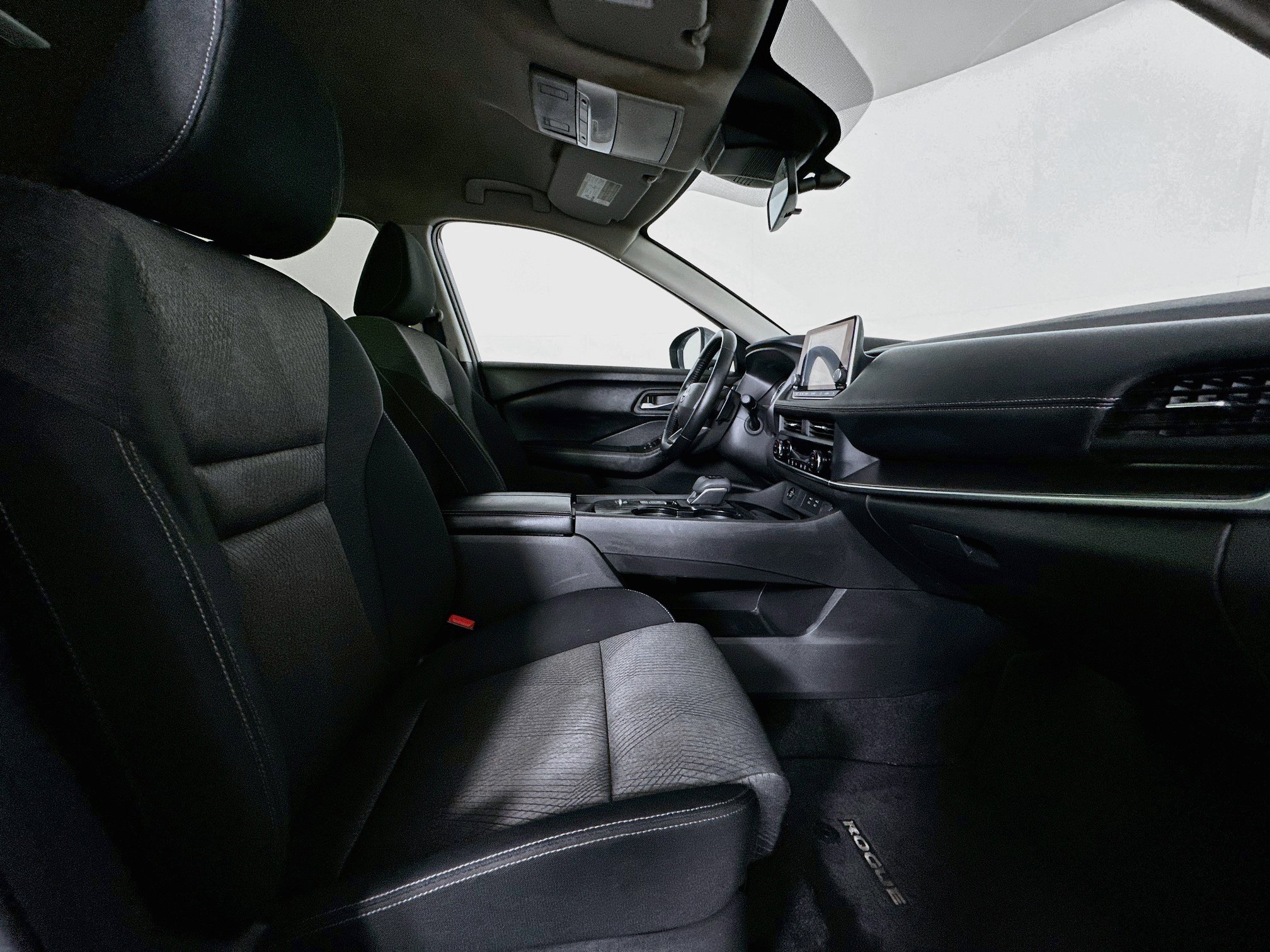 Used 2025 Nissan Rogue SV FWD image 31