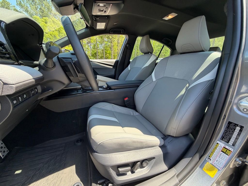 Used 2026 Toyota Camry SE FWD image 5