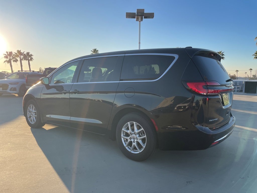 Used 2023 Chrysler Pacifica Touring-L image 4