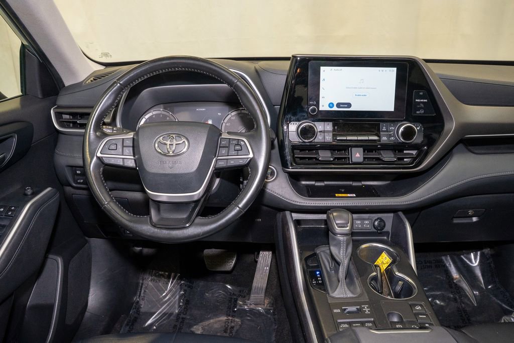 Used 2024 Toyota Highlander XLE image 2