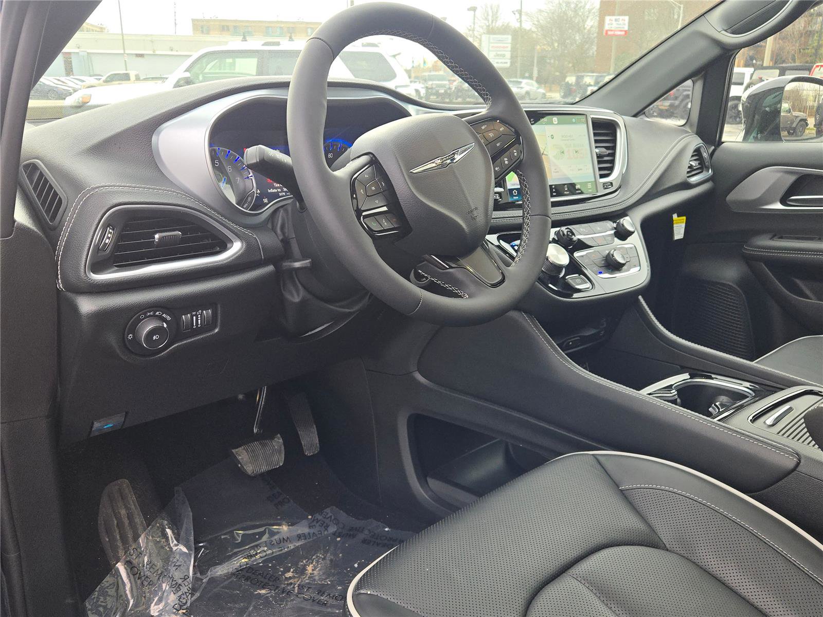 Used 2025 Chrysler Pacifica Limited w/ Uconnect Theater Family Group image 25