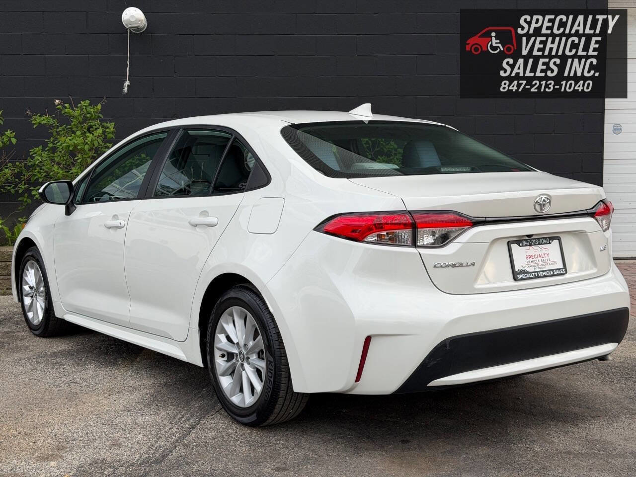 Used 2020 Toyota Corolla LE w/ LE Convenience Package FWD image 3